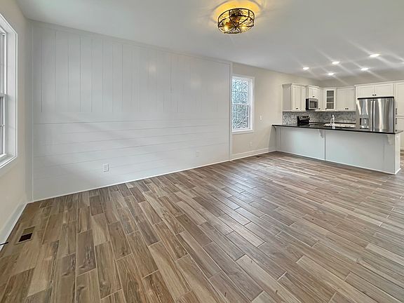 3rd image of 200 Hood St