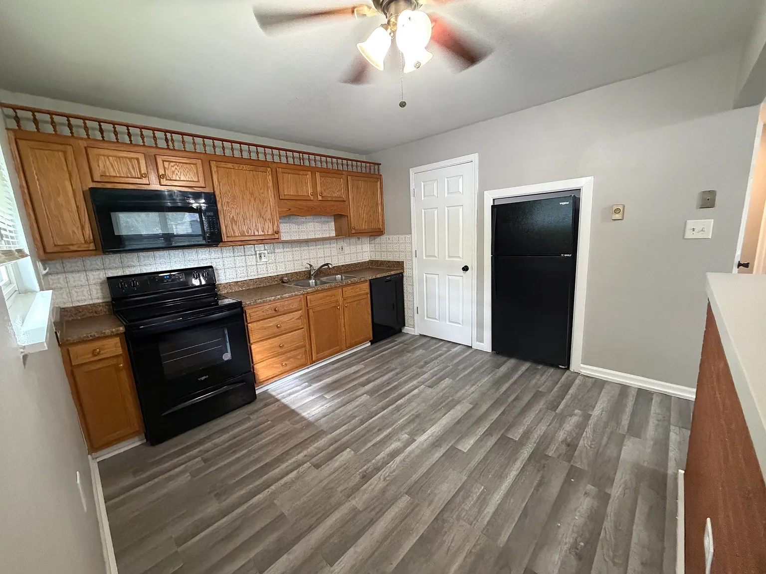 2 bed, $995 — Photo 2