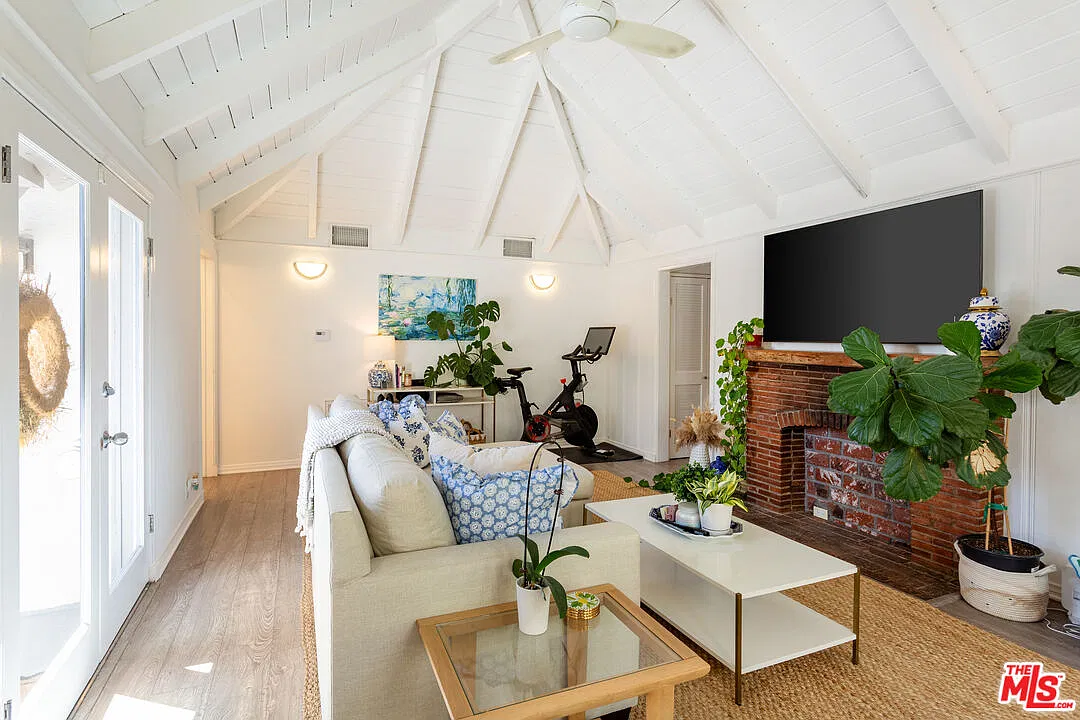 1 bed, 1.0 bath, 1000 sqft, $5,000 — Photo 4