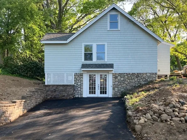 40 Lake Dr, South Hamilton, MA 01982