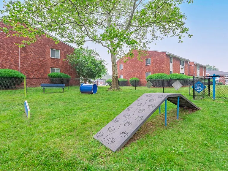 Kings Court Manor Apartment Homes — Photo 17