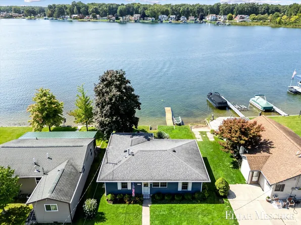 1970 Parker Dr, Wayland, MI 49348