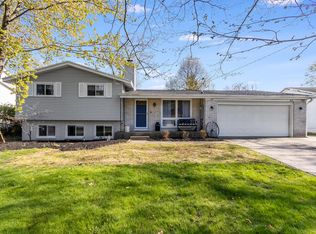 908 Bellewood Dr SE, Kentwood, MI 49508