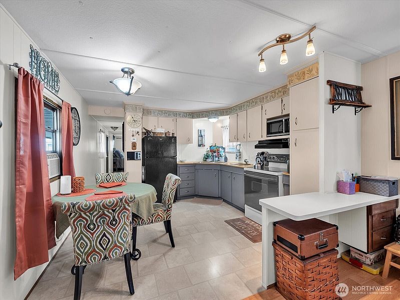 4th image of 18501 52nd Avenue W #29