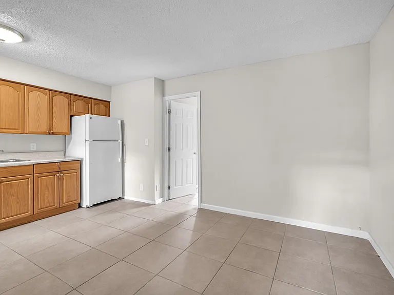 Oakland Park Villas — Photo 16