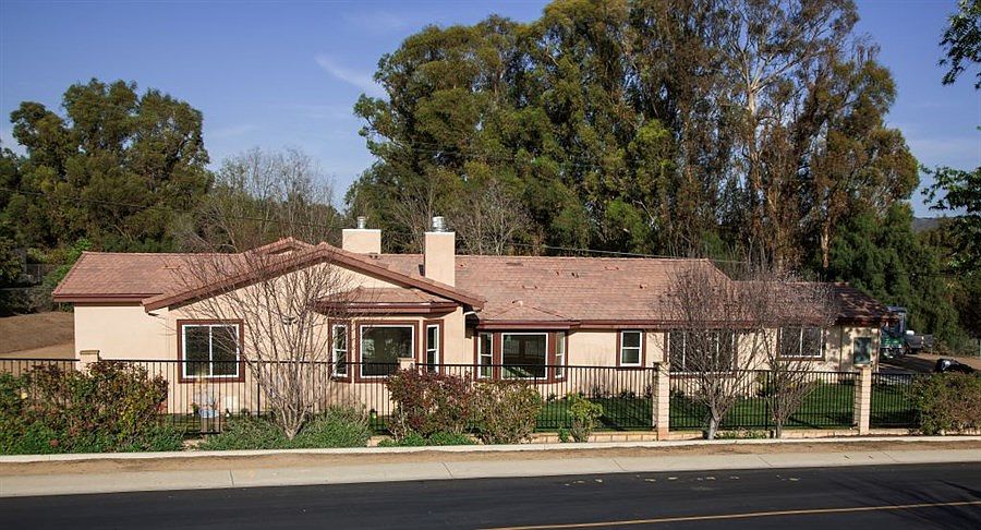 1st image of 2400 Yucca Dr
