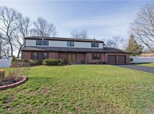 4 Half Hollow Ct, Lake Grove, NY 11755