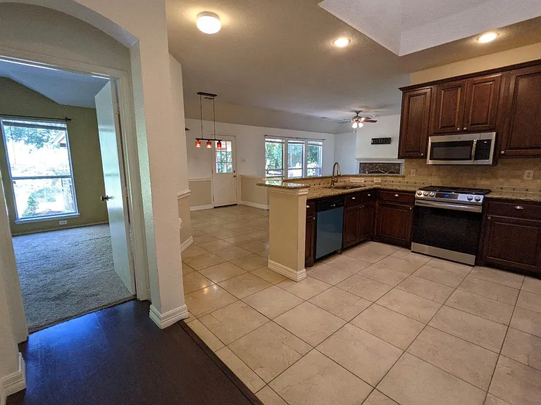 1321 Meadowbrook Dr — Photo 4