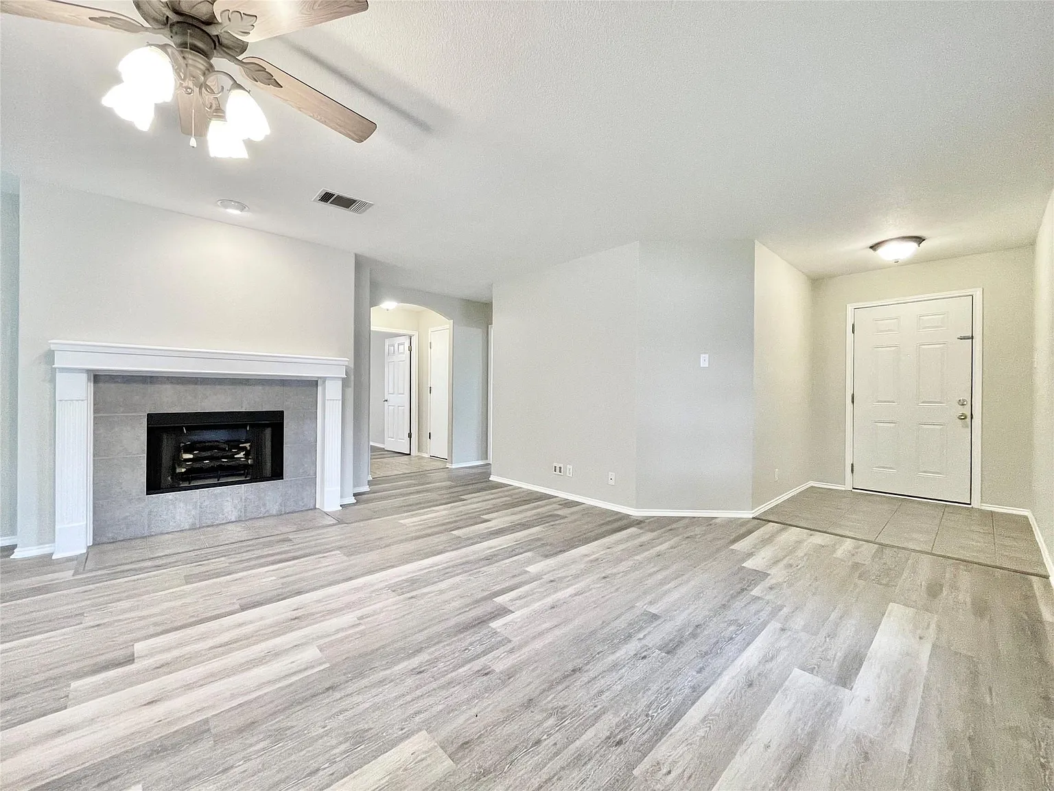 3 bed, 2.0 bath, 1696 sqft, $1,995 — Photo 4