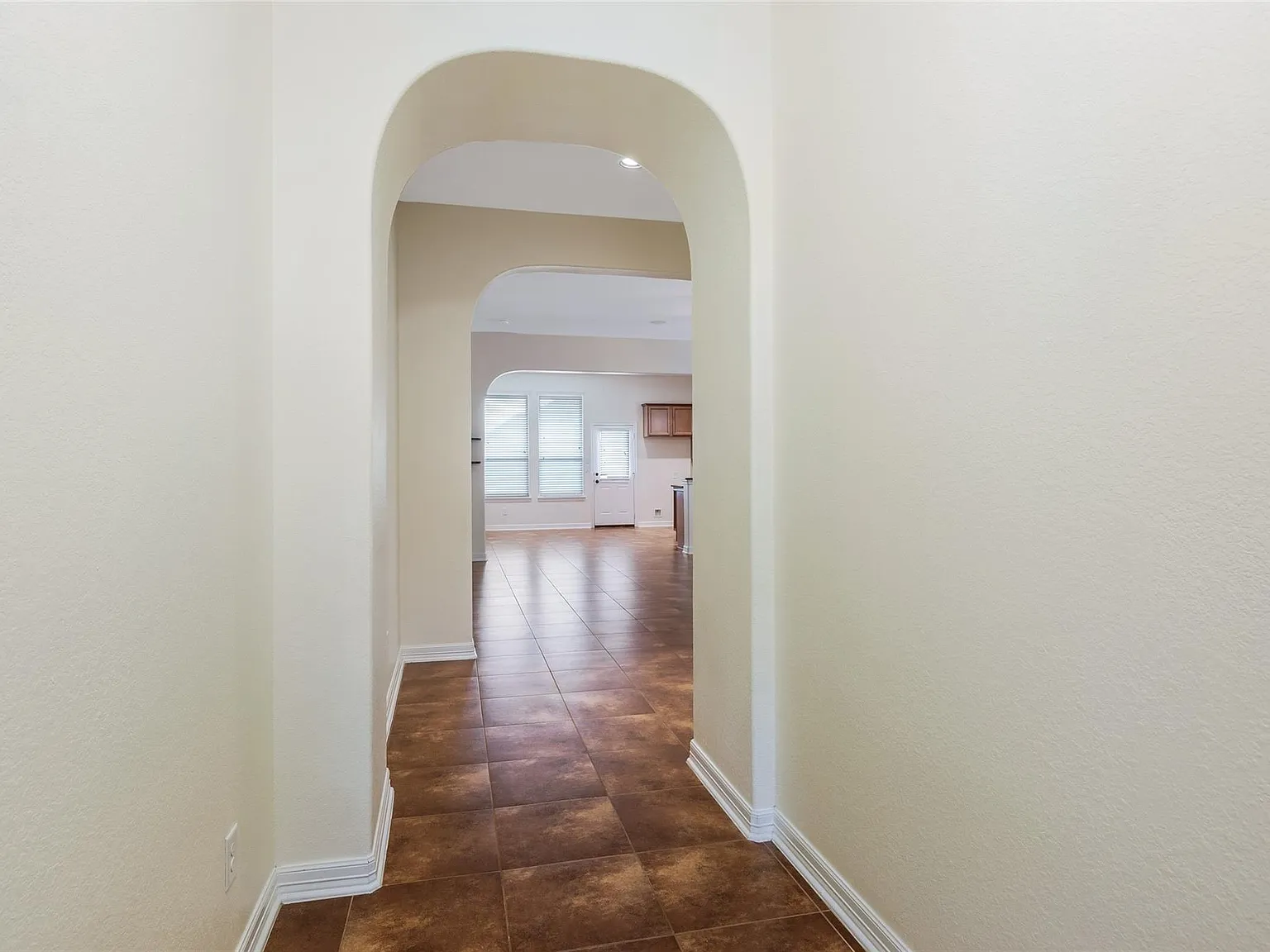 3 bed, 2.0 bath, 2318 sqft, $2,500 — Photo 3