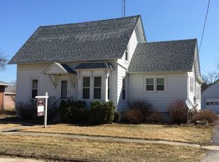 245 N 5th St, Capron, IL 61012