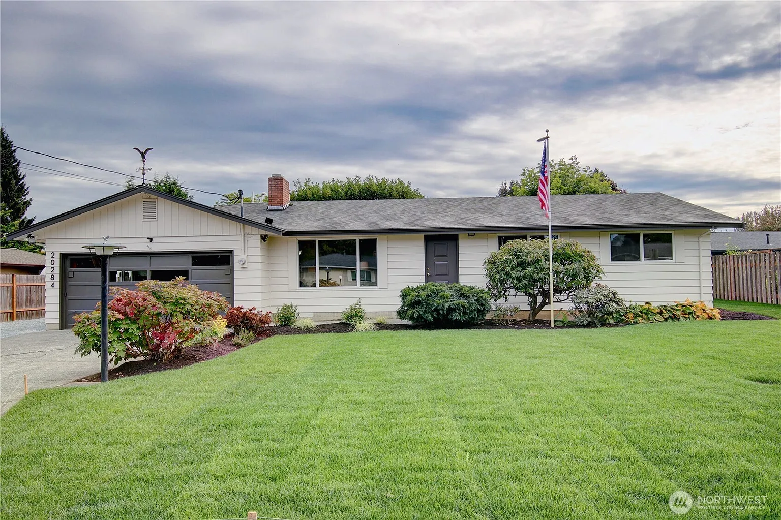 20284 Maple Street photo 1
