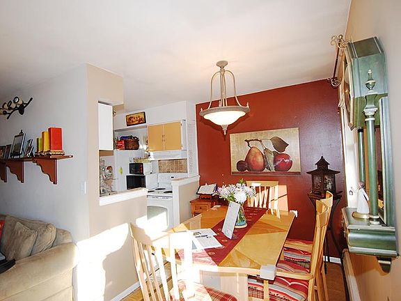 Sunny and Spacious Unit with Balcony