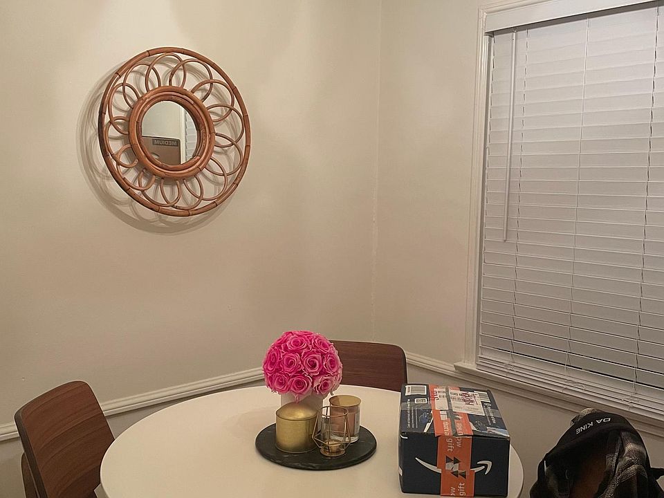 Dining nook or office space (8' x 7')