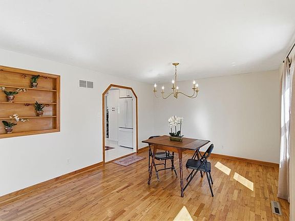 4th image of 409 S Madison St