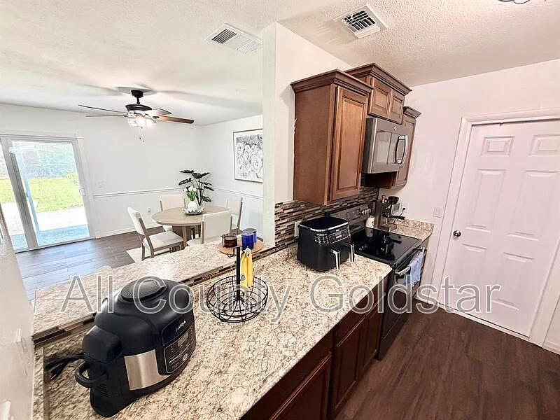 2 bed, 2.0 bath, 900 sqft, $1,595 — Photo 2