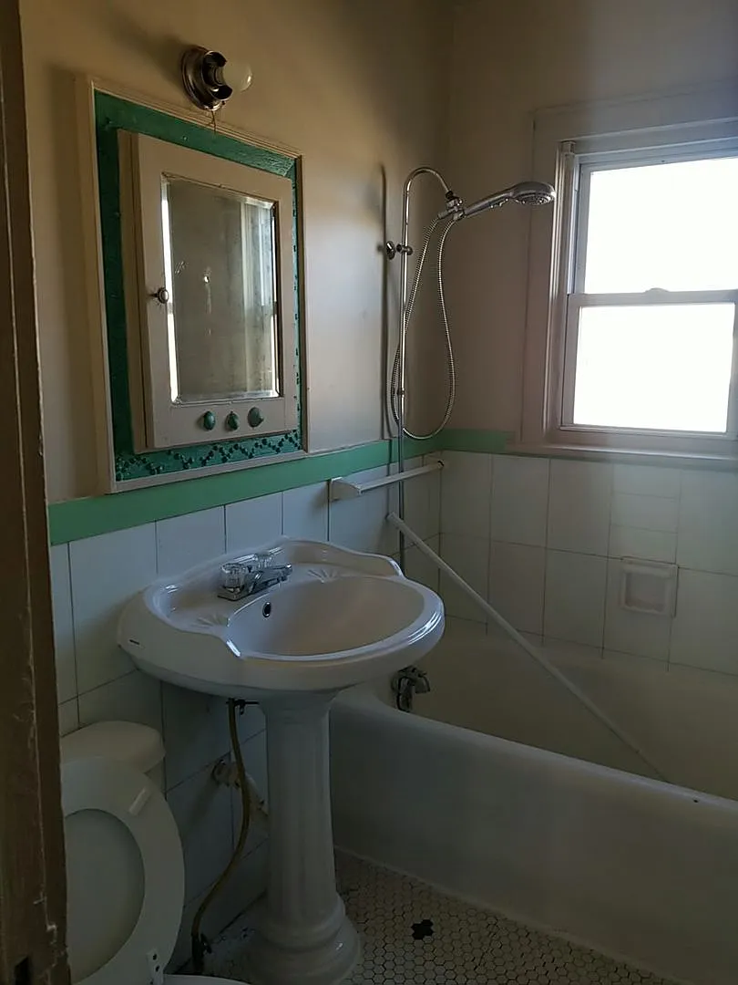 201 - 203 E Mt Vernon — Photo 3