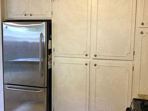 Kitchen w/ lots of storage