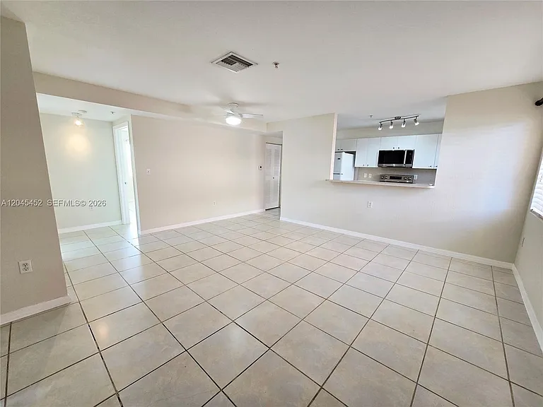 1627 NW 18th St #201 — Photo 1