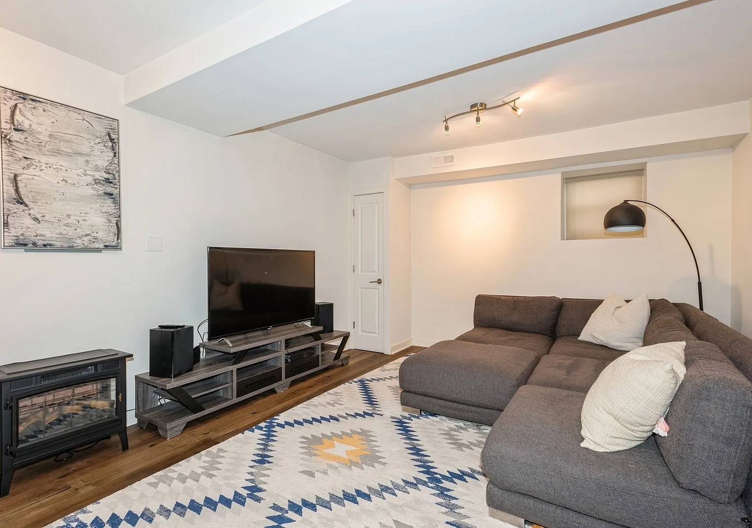 3 bed, 2.5 bath, 2500 sqft, $4,000 — Photo 3