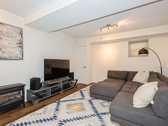 3rd image of 2322 W Augusta Blvd APT 1A