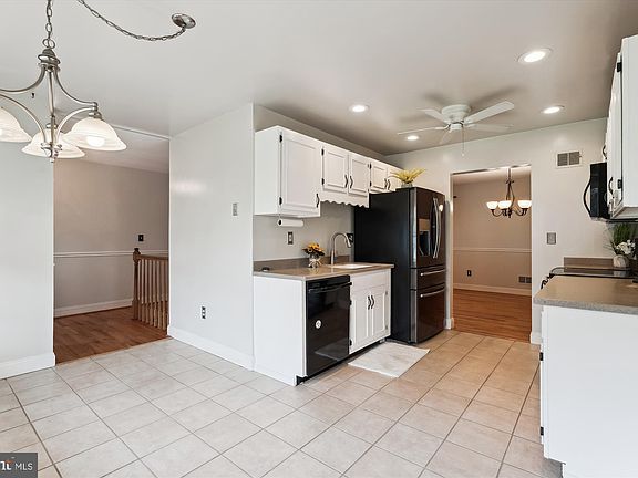 4th image of 14 Dew Wood Ct