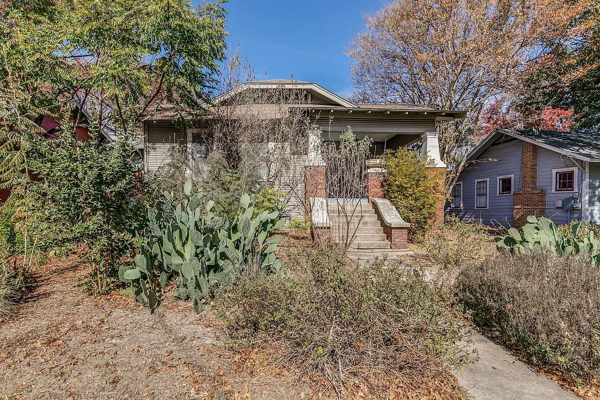 Building Photo - 411 E Huisache Ave