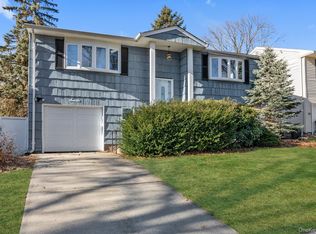 7 Vilno Court, Huntington Station, NY 11746