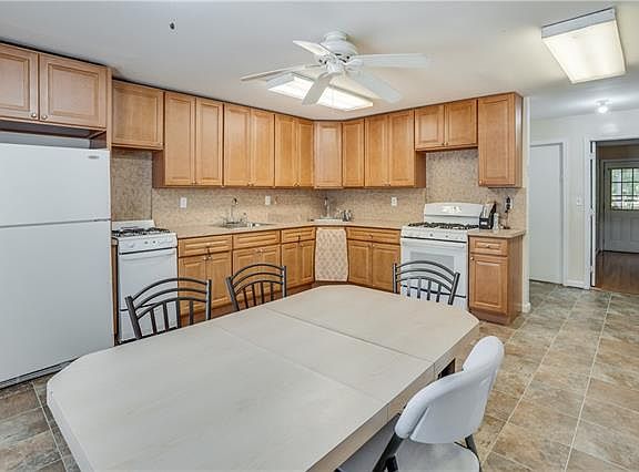 2nd image of 5 Lanzut Ct