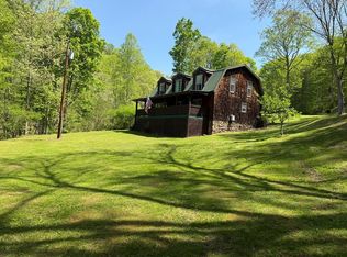 868 Mini Herb Store Rd, Hinton, WV 25951