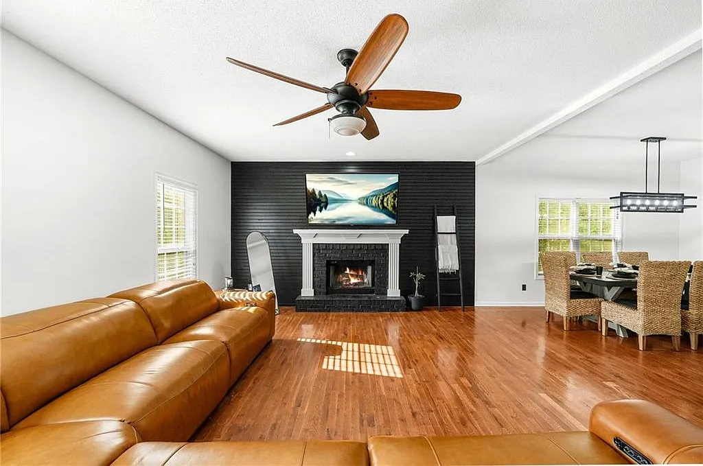 5 bed, 4.5 bath, 4303 sqft, $3,500 — Photo 4