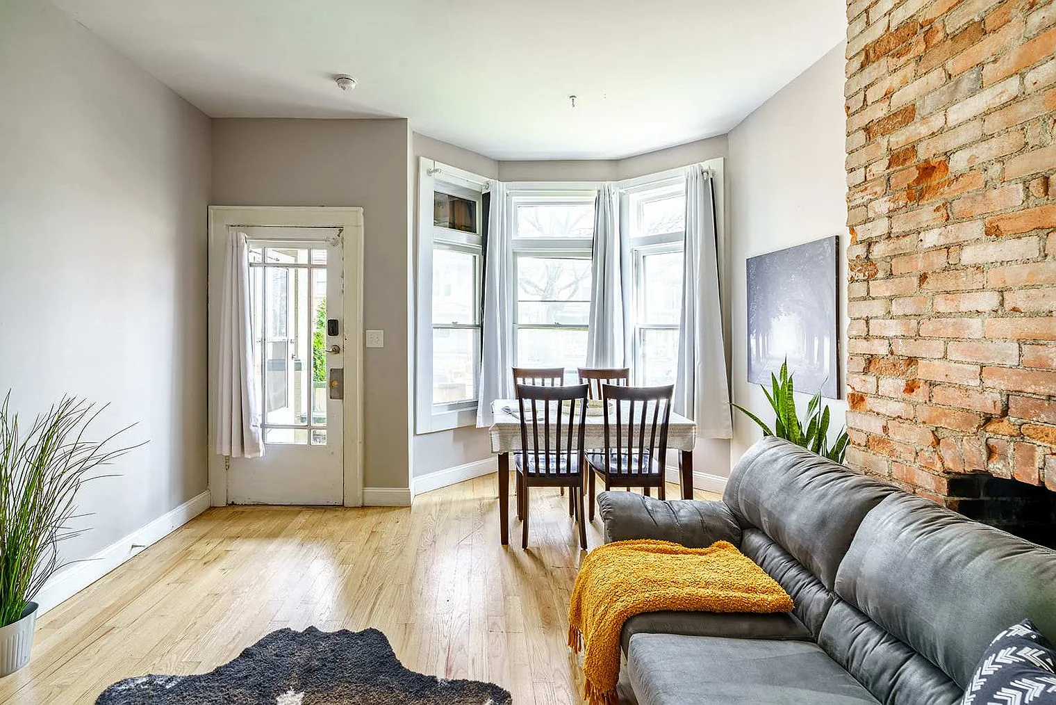 2 bed, 1.0 bath, 1582 sqft, $2,998 — Photo 3