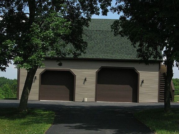 3773 sqft garage/barn to hold ALL of your "toys"- includes 1200 sqft loft