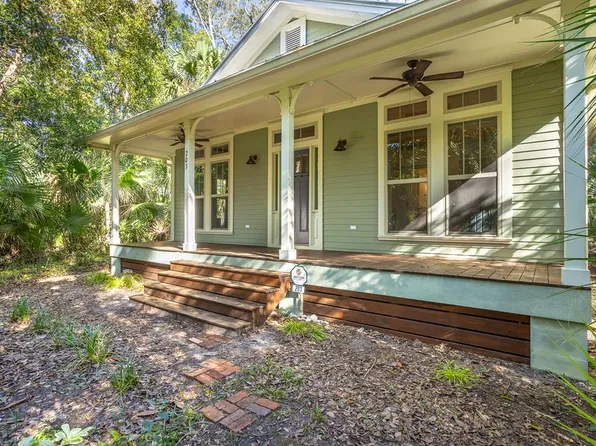 203 9th St, Apalachicola, FL 32320