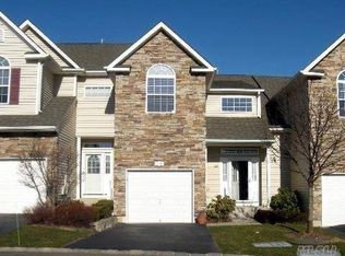102 Manitou Trl, Kings Park, NY 11754