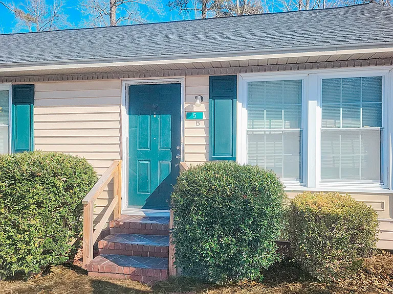 7 Fox Hill Dr #7 — Photo 1