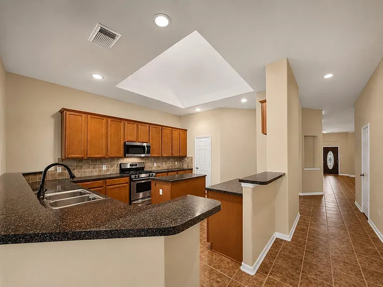9010 Carriage Point Dr — Photo 4