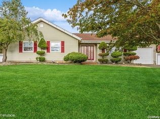 7 Concord Dr, Holtsville, NY 11742