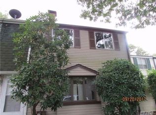66 Wooded Ct, Calverton, NY 11933