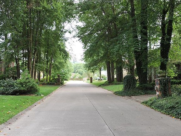 3rd image of 6 Country Club Dr