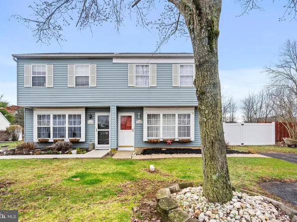 1120 Farmhouse Ln, Quakertown, PA 18951