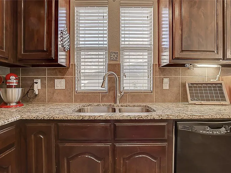 5009 Holliday Dr — Photo 10