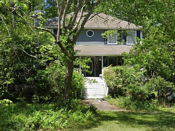 2nd image of 302 Oak Leaf Cir