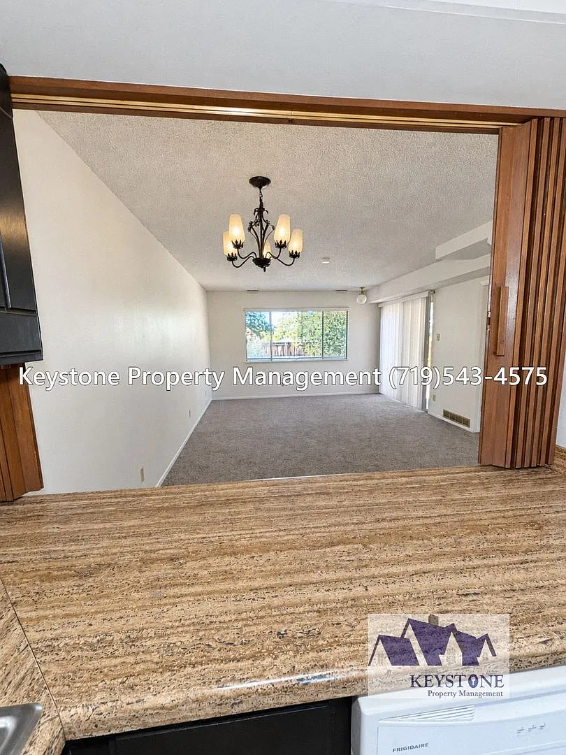 Take $625 Off 1st Month & App Fee Reimbursed! Updated Belmont Townhome $1250/$1250 — Photo 4