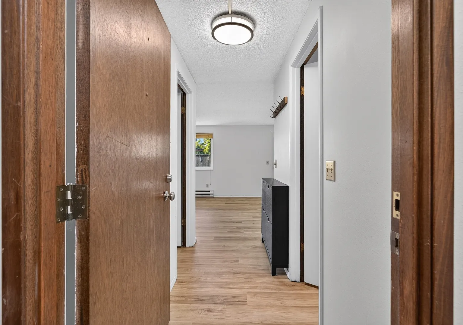 Sprawling 1 bedroom with Parking, Private Yard, Fireplace, & in-unit laundry — Photo 2
