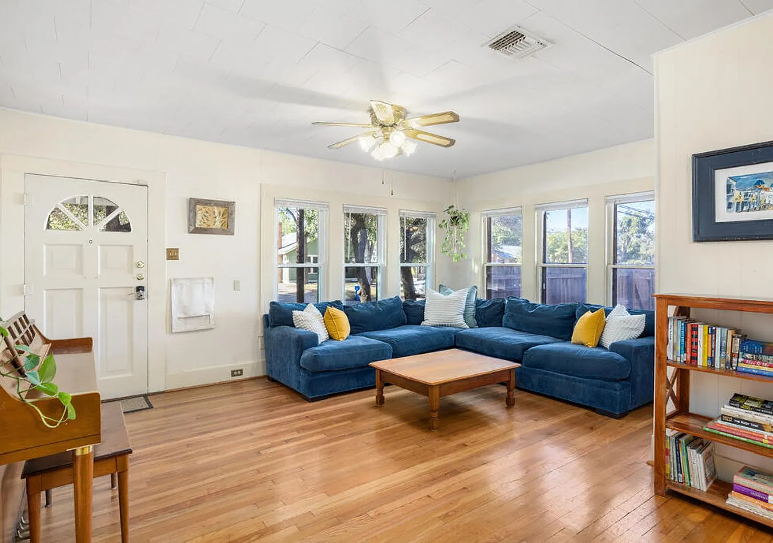 For Lease!! Great Location! — Photo 4