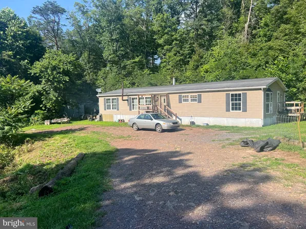 967 Winchester St, Paw Paw, WV 25434