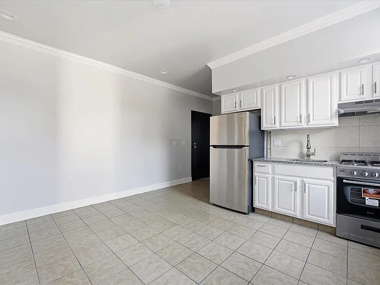 3-5 Potter Pl #2B — Photo 2