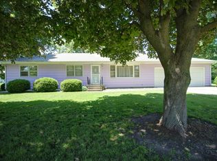 10 E 1st St, Hume, IL 61932