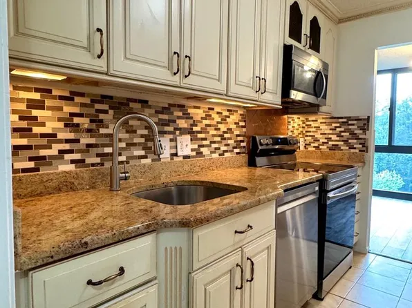 2300 Pimmit Dr APT 719, Falls Church, VA 22043